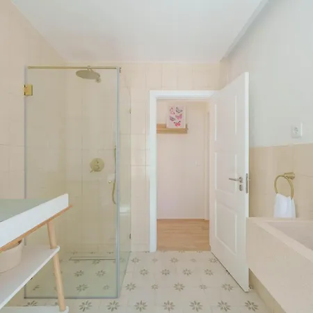 Bacelos Pink House - Riverfront With Jacuzzi Holiday home *