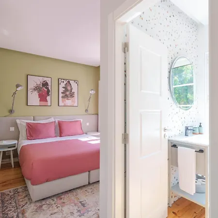 Bacelos Pink House - Riverfront With Jacuzzi Holiday home *