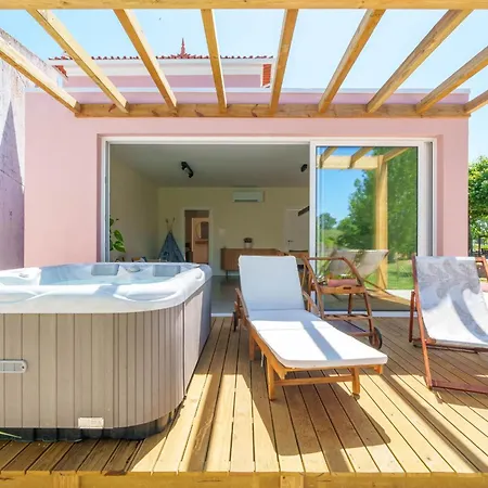 Дом отдыха Bacelos Pink House - Riverfront With Jacuzzi