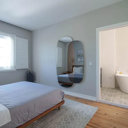 Bacelos Pink House - Riverfront With Jacuzzi Holiday home *