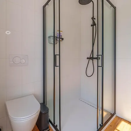 Bacelos Pink House - Riverfront With Jacuzzi Soure