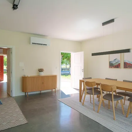 Bacelos Pink House - Riverfront With Jacuzzi