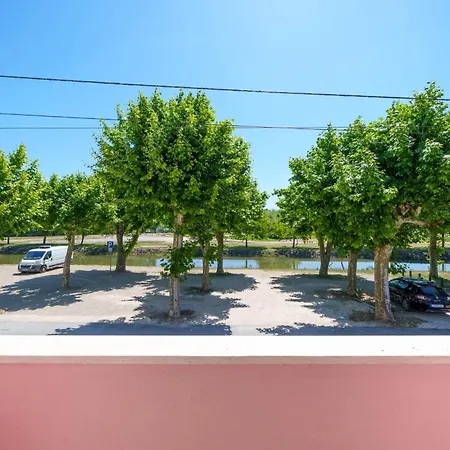 Bacelos Pink House - Riverfront With Jacuzzi Дом отдыха