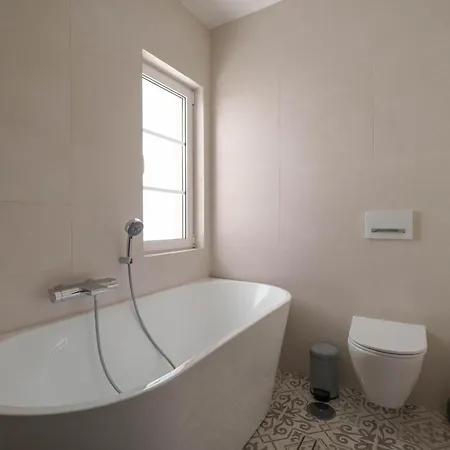 Bacelos Pink House - Riverfront With Jacuzzi