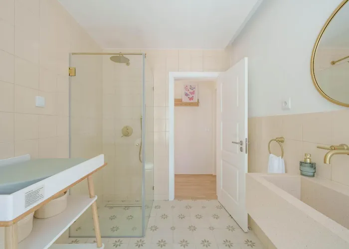 Bacelos Pink House - Riverfront With Jacuzzi Holiday home *