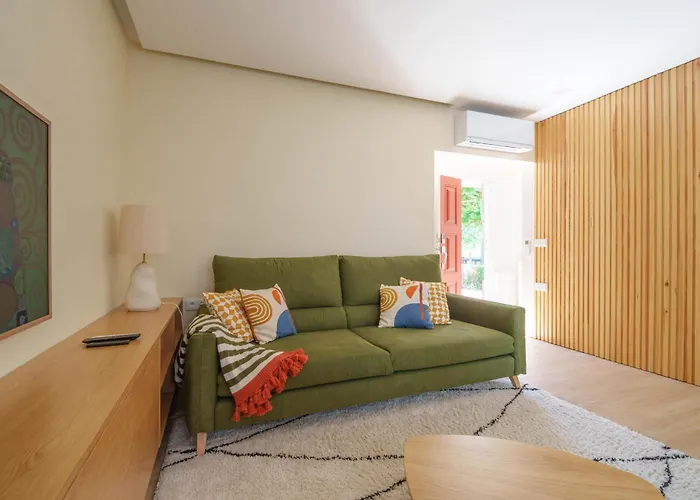 Bacelos Pink House - Riverfront With Jacuzzi Holiday home *