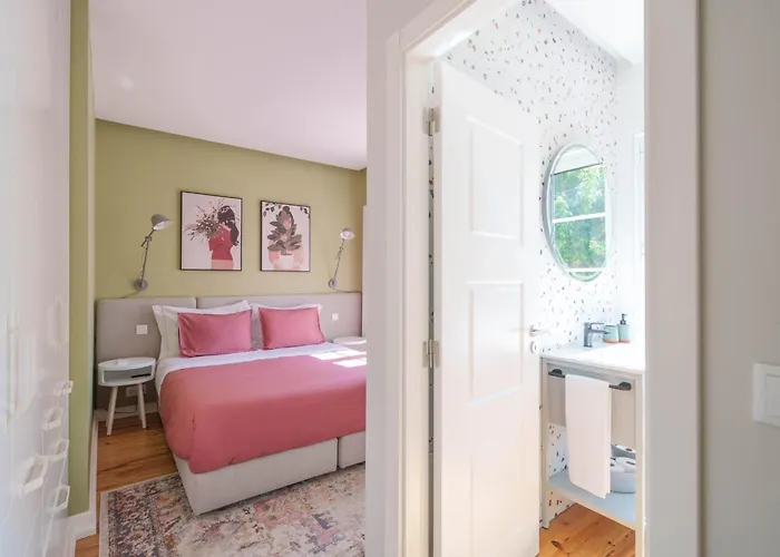 Bacelos Pink House - Riverfront With Jacuzzi Holiday home *