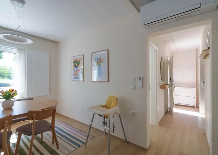 Bacelos Pink House - Riverfront With Jacuzzi Holiday home *