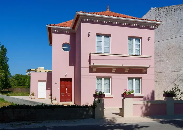 Bacelos Pink House - Riverfront With Jacuzzi