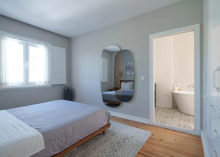 Bacelos Pink House - Riverfront With Jacuzzi Holiday home *