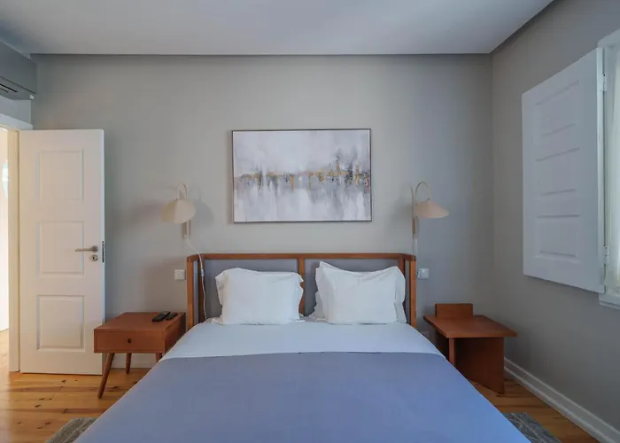 Bacelos Pink House - Riverfront With Jacuzzi * Soure