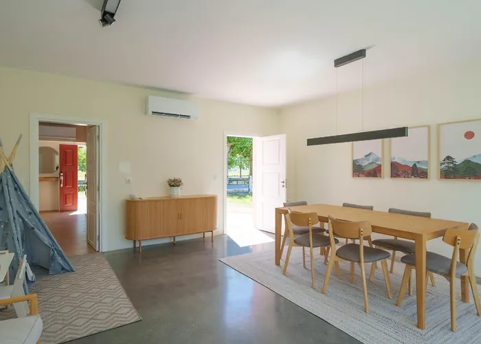 Bacelos Pink House - Riverfront With Jacuzzi