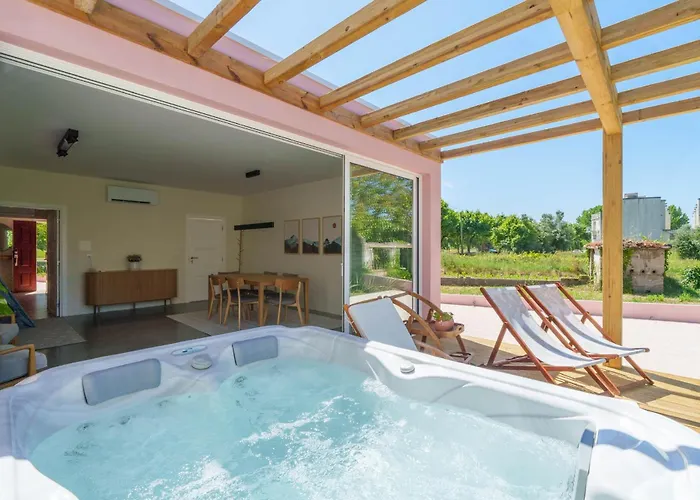 Bacelos Pink House - Riverfront With Jacuzzi Holiday home Soure