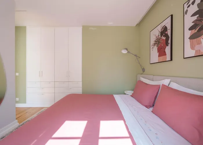 Holiday home Bacelos Pink House - Riverfront With Jacuzzi