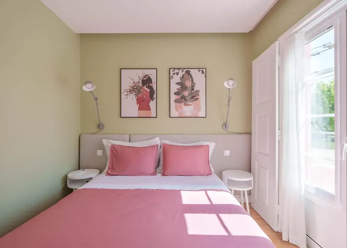 Bacelos Pink House - Riverfront With Jacuzzi *