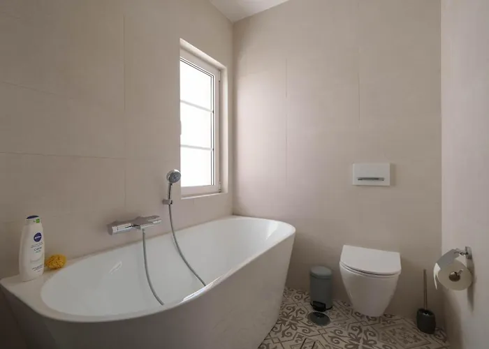 Bacelos Pink House - Riverfront With Jacuzzi