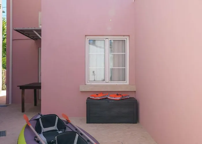 Bacelos Pink House - Riverfront With Jacuzzi Holiday home